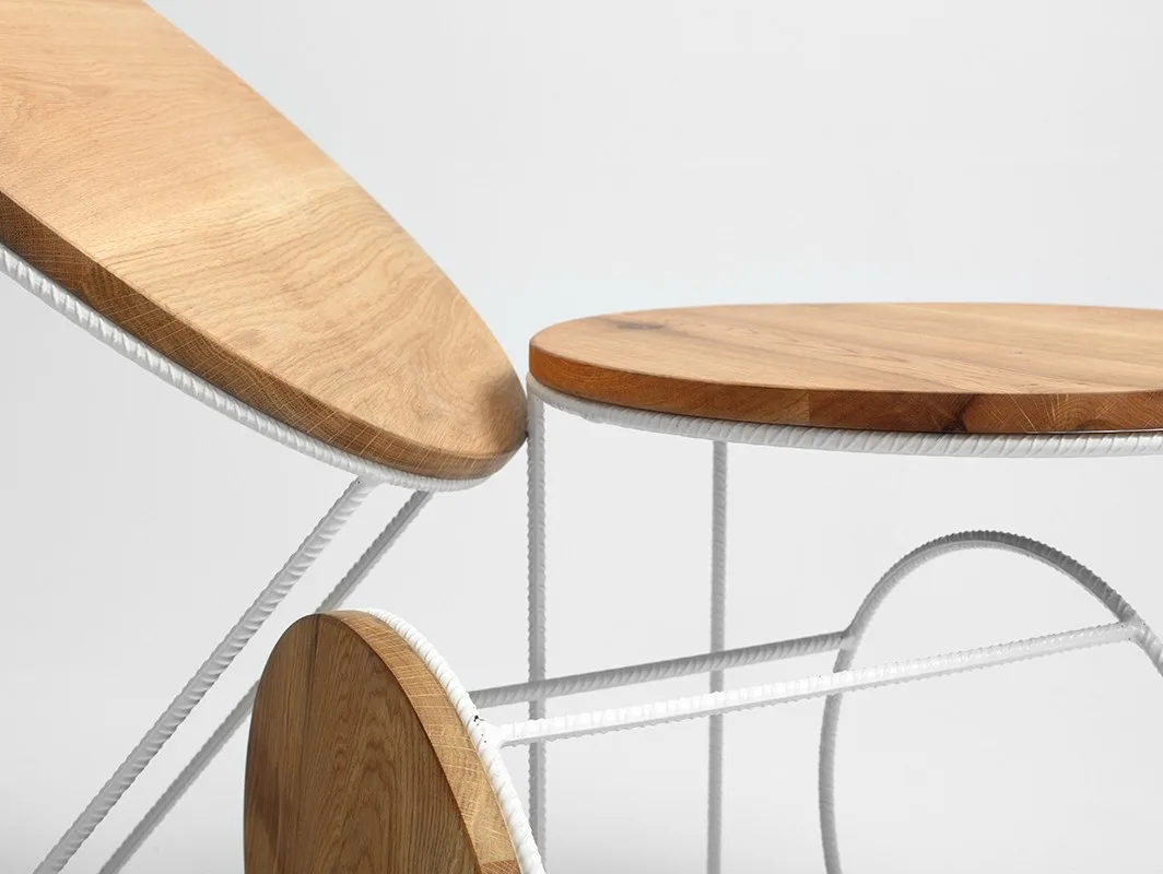drewniany stolik kawowy z metalowymi nogami