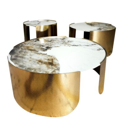 Okrągły stolik kawowy z z blatem ze spieku i podstawie ze stali nierdzewnej w kolorze złota